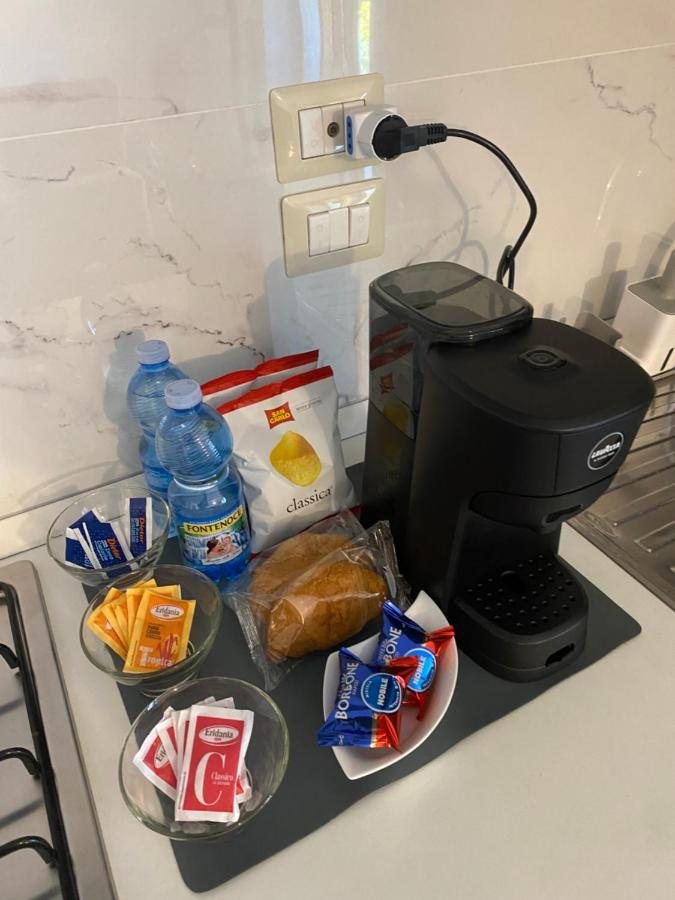 Angolo caffè con macchina e snack di benvenuto