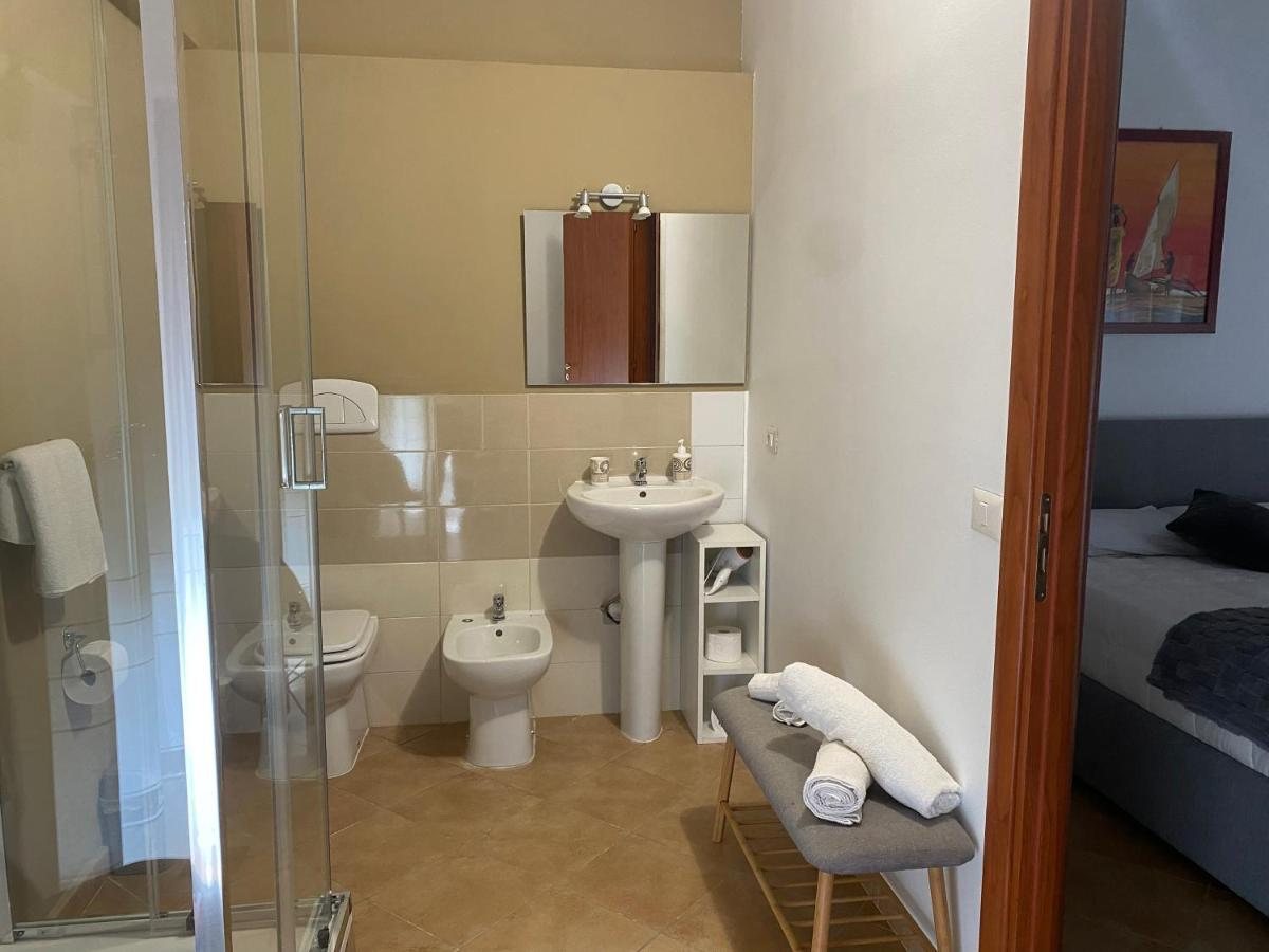 Bagno privato con doccia in cristallo
