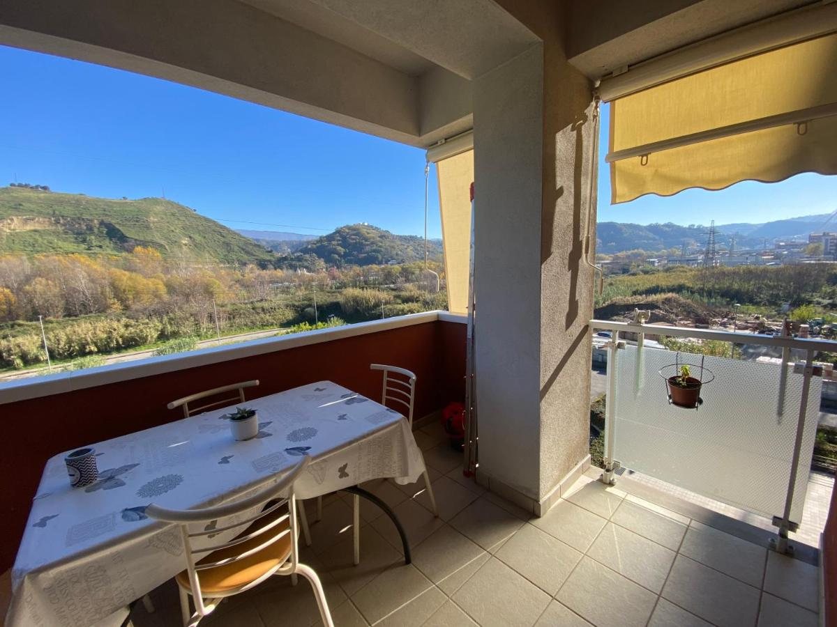 La terrazza di B&B Olimpia con vista sulle montagne intorno a Cosenza