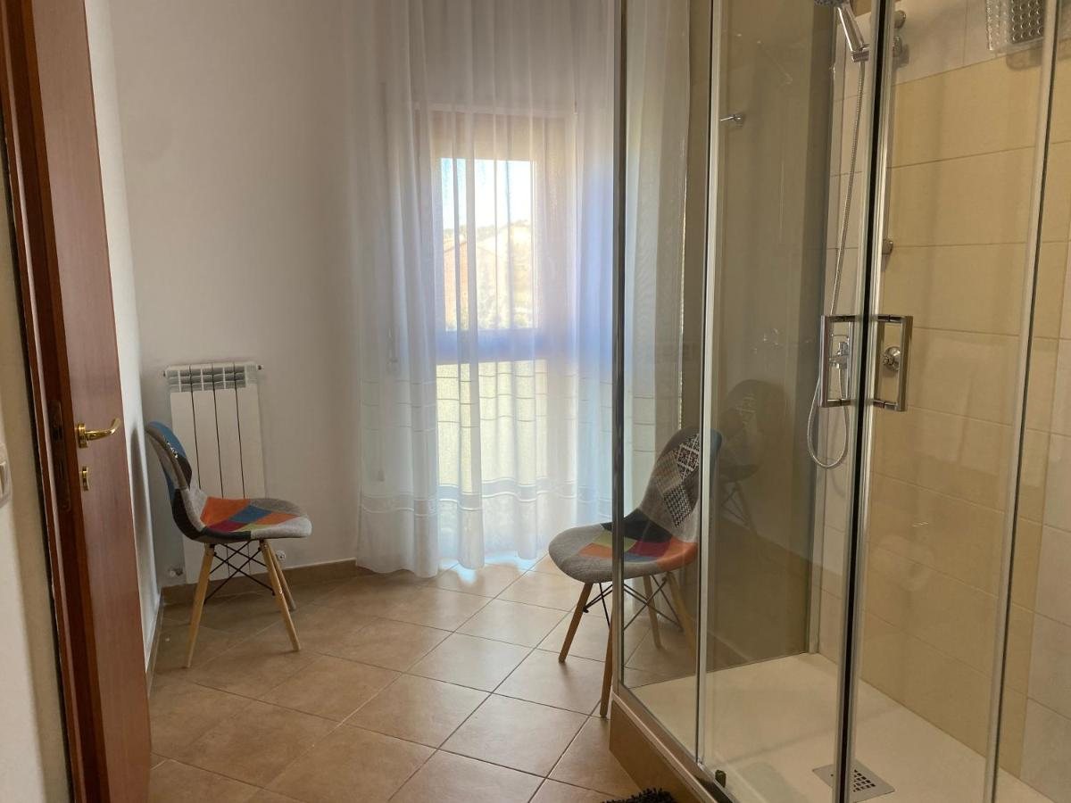 Camera con doccia e finestra